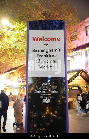 Der Frankfurter Weihnachtsmarkt in Birmingham, der größte deutsche Markt außerhalb Deutschlands und Österreichs, mit einer großen Auswahl an Geschenken, Speisen und Getränken, West Midlands, Großbritannien Stockfoto