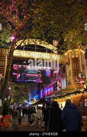 Der Frankfurter Weihnachtsmarkt in Birmingham, der größte deutsche Markt außerhalb Deutschlands und Österreichs, mit einer großen Auswahl an Geschenken, Speisen und Getränken, West Midlands, Großbritannien Stockfoto