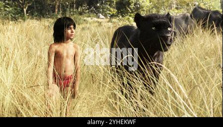 DAS DSCHUNGELBUCH 2016 Walt Disney Studios Motion Pictures Film mit Neel Sethi als Mowgli hier mit Bagheera, dem schwarzen Panther, gesungen von Ben Kingsley Stockfoto