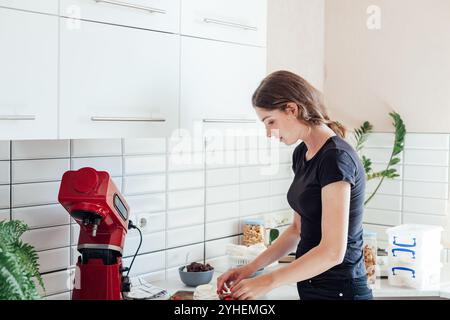 Frau kocht Gebäck in der Küche Stockfoto