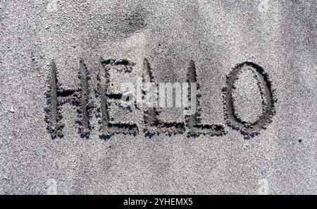 Business Hello and Welcome Konzept. Konzeptwort Hallo geschrieben am wunderschönen Sandstrand des Meeres. Wunderschöner Ozean Sandstrand Hintergrund, Kopierraum. Busin Stockfoto