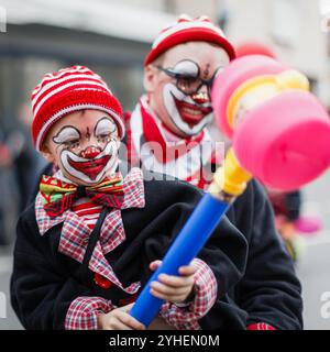 Ein Vater und ein Sohn, als Clowns gekleidet, haben Spaß bei einer Veranstaltung in Deutschland. Stockfoto