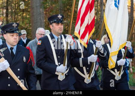 Concord und die lokalen Gemeinden kommen zu einer Feier zum Veterans Day auf dem Sleepy Hollow Cemetery zusammen, um all unsere Veteranen zu ehren. Stockfoto