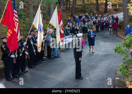 Concord und die lokalen Gemeinden kommen zu einer Feier zum Veterans Day auf dem Sleepy Hollow Cemetery zusammen, um all unsere Veteranen zu ehren. Stockfoto