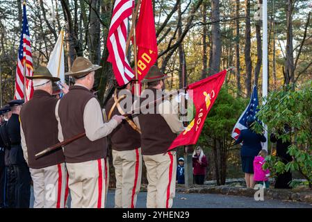 Concord und die lokalen Gemeinden kommen zu einer Feier zum Veterans Day auf dem Sleepy Hollow Cemetery zusammen, um all unsere Veteranen zu ehren. Stockfoto