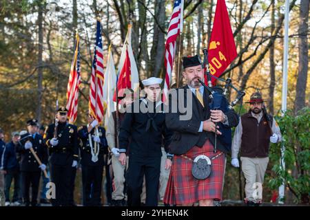 Concord und die lokalen Gemeinden kommen zu einer Feier zum Veterans Day auf dem Sleepy Hollow Cemetery zusammen, um all unsere Veteranen zu ehren. Stockfoto