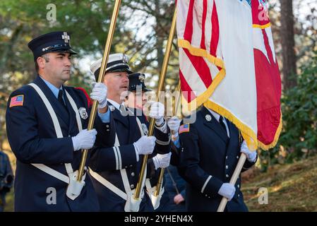 Concord und die lokalen Gemeinden kommen zu einer Feier zum Veterans Day auf dem Sleepy Hollow Cemetery zusammen, um all unsere Veteranen zu ehren. Stockfoto