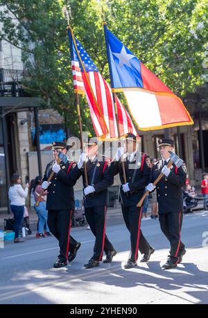 Austin Texas USA, 11. November 2024: Mitglieder des Austin Fire Department, die Äxte und die Texas und United States Flags halten, marschieren bei der jährlichen Veterans Day Parade auf die Congress Avenue. Quelle: Bob Daemmrich/Alamy Live News Stockfoto