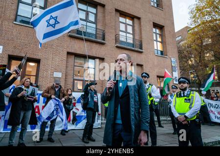 SOAS, London, Großbritannien. November 2024. Kampagne gegen den Antisemitismus veranstalten Sie eine Demonstration an der Schule für Orientalische und Afrikanistik (SOAS), wo die UN-Sonderberichterstatterin für die besetzten palästinensischen Gebiete, Francesca Albanese, wie sie zuvor über „die jüdische Lobby“ gepostet hat und angeblich auf einer von der Hamas organisierten Konferenz erklärt hat, dass sie „das Recht auf Widerstand“ hätten. Quelle: Amanda Rose/Alamy Live News Stockfoto
