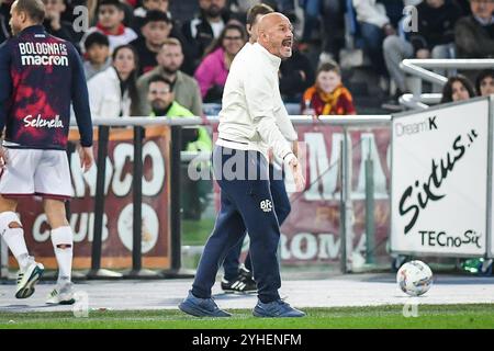 Rom, Italien, Italien. November 2024. Vincenzo ITALIANO von Bologna während des Spiels der Serie A zwischen AS Roma und Bologna FC im Stadio Olimpico am 10. November 2024 in Rom. (Kreditbild: © Matthieu Mirville/ZUMA Press Wire) NUR REDAKTIONELLE VERWENDUNG! Nicht für kommerzielle ZWECKE! Stockfoto