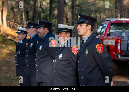 Concord und die lokalen Gemeinden kommen zu einer Feier zum Veterans Day auf dem Sleepy Hollow Cemetery zusammen, um all unsere Veteranen zu ehren. Stockfoto