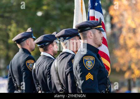 Concord und die lokalen Gemeinden kommen zu einer Feier zum Veterans Day auf dem Sleepy Hollow Cemetery zusammen, um all unsere Veteranen zu ehren. Stockfoto