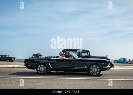 Gulfport, MS - 04. Oktober 2023: Weitwinkel-Seitenansicht eines Ford Mustang Cabriolets aus dem Jahr 1965 auf einer lokalen Autoshow. Stockfoto