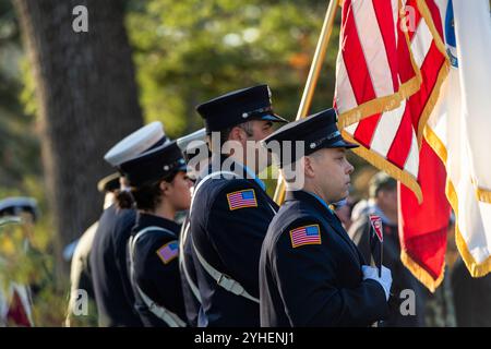 Concord und die lokalen Gemeinden kommen zu einer Feier zum Veterans Day auf dem Sleepy Hollow Cemetery zusammen, um all unsere Veteranen zu ehren. Stockfoto