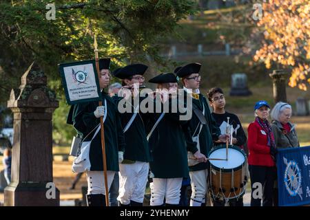 Concord und die lokalen Gemeinden kommen zu einer Feier zum Veterans Day auf dem Sleepy Hollow Cemetery zusammen, um all unsere Veteranen zu ehren. Stockfoto