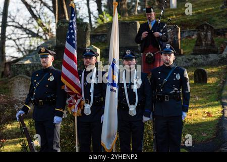 Concord und die lokalen Gemeinden kommen zu einer Feier zum Veterans Day auf dem Sleepy Hollow Cemetery zusammen, um all unsere Veteranen zu ehren. Stockfoto