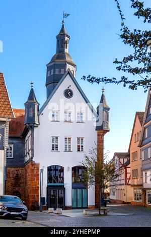 Blick auf das Rathaus in der Altstadt von Schwalmstadt-Treysa, Hessen, Deutschland Stockfoto