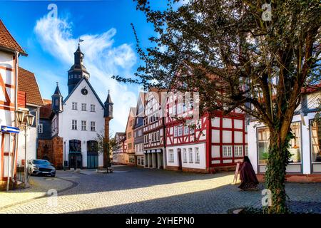 Blick auf das Rathaus in der Altstadt von Schwalmstadt-Treysa, Hessen, Deutschland Stockfoto