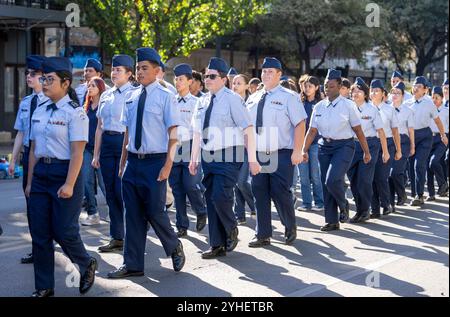 Austin, Tx, USA. November 2024. Die ROTC-Kandidaten der Akins High School in Austin marschieren während der jährlichen Veteran's Day Parade am 11. November 2024 auf der Main Street in Texas. (Kreditbild: © Bob Daemmrich/ZUMA Press Wire) NUR REDAKTIONELLE VERWENDUNG! Nicht für kommerzielle ZWECKE! Quelle: ZUMA Press, Inc./Alamy Live News Stockfoto