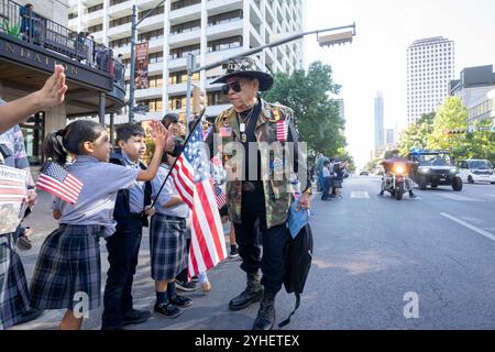 Austin, Tx, USA. November 2024. Der Veteran SABINO RUBIO aus Austin begrüßt die Schüler während der jährlichen Veteran's Day-Parade am 11. November 2024 auf der „Main Street“ Congress Avenue in Texas. (Kreditbild: © Bob Daemmrich/ZUMA Press Wire) NUR REDAKTIONELLE VERWENDUNG! Nicht für kommerzielle ZWECKE! Quelle: ZUMA Press, Inc./Alamy Live News Stockfoto