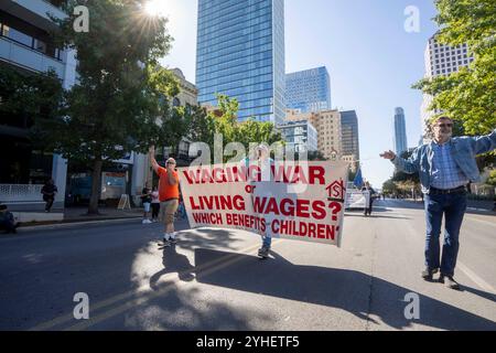 Austin, Tx, USA. November 2024. House the Obdacheless Advocates marschieren am 11. November 2024 während der jährlichen Veteran's Day-Parade auf die „Main Street“ in Texas. (Kreditbild: © Bob Daemmrich/ZUMA Press Wire) NUR REDAKTIONELLE VERWENDUNG! Nicht für kommerzielle ZWECKE! Quelle: ZUMA Press, Inc./Alamy Live News Stockfoto