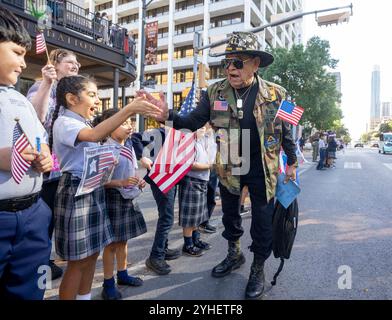 Austin, Tx, USA. November 2024. Der Veteran SABINO RUBIO aus Austin begrüßt die Schüler während der jährlichen Veteran's Day-Parade am 11. November 2024 auf der „Main Street“ Congress Avenue in Texas. (Kreditbild: © Bob Daemmrich/ZUMA Press Wire) NUR REDAKTIONELLE VERWENDUNG! Nicht für kommerzielle ZWECKE! Quelle: ZUMA Press, Inc./Alamy Live News Stockfoto