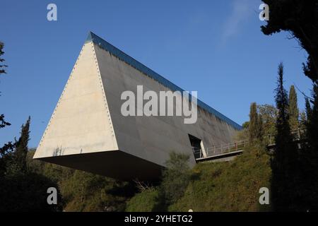 Eintritt in das dreieckige Gebäude, in dem sich die Hauptausstellung und Ausstellungen im Yad Vashem Holocaust Museum in Jerusalem befinden Stockfoto