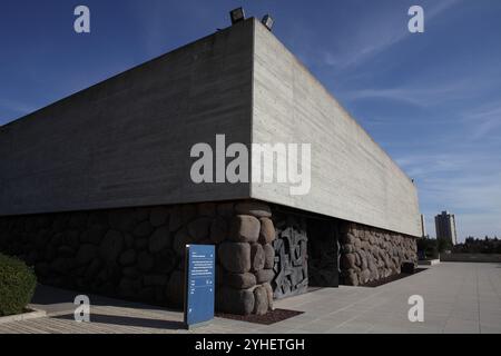 Ohel Yizkor oder Hall of Remembrance aus Beton und Granitstein das Metalltor wurde vom Bildhauer David Palombo, Yad Vashem, Jerusalem, entworfen. Stockfoto