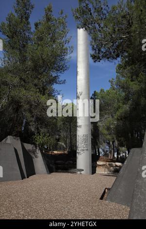 Säule des Heldentums, entworfen vom Bildhauer Buky Schwartz, erinnert an jüdische Heldentaten im Zweiten Weltkrieg, Yad Vashem Holocaust Museum, Jerusalem Stockfoto