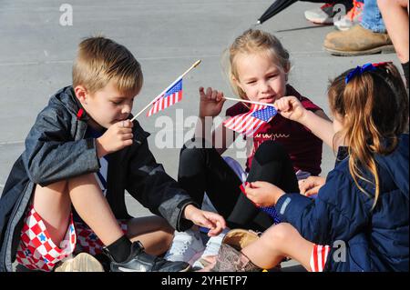Apache Junction, Arizona, USA. November 2024. Veteranen aus allen Zweigen der US-Streitkräfte wurden geehrt, als Hunderte sich für die diesjährige Veterans Day-Parade versammelten. Bei der jährlichen Veranstaltung wurden Militärveteranen, aktive Einheiten, JROTC-Studenten, Ersthelfer und lokale Bürgerorganisationen vorgestellt. Quelle: ZUMA Press, Inc./Alamy Live News Stockfoto
