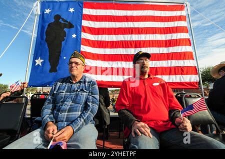 Apache Junction, Arizona, USA. November 2024. Veteranen aus allen Zweigen der US-Streitkräfte wurden geehrt, als Hunderte sich für die diesjährige Veterans Day-Parade versammelten. Bei der jährlichen Veranstaltung wurden Militärveteranen, aktive Einheiten, JROTC-Studenten, Ersthelfer und lokale Bürgerorganisationen vorgestellt. Quelle: ZUMA Press, Inc./Alamy Live News Stockfoto