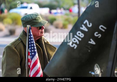 Apache Junction, Arizona, USA. November 2024. Veteranen aus allen Zweigen der US-Streitkräfte wurden geehrt, als Hunderte sich für die diesjährige Veterans Day-Parade versammelten. Bei der jährlichen Veranstaltung wurden Militärveteranen, aktive Einheiten, JROTC-Studenten, Ersthelfer und lokale Bürgerorganisationen vorgestellt. Quelle: ZUMA Press, Inc./Alamy Live News Stockfoto