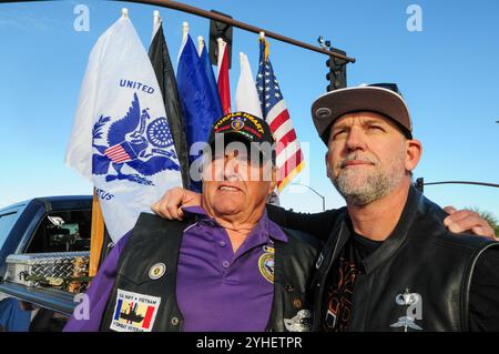 Apache Junction, Arizona, USA. November 2024. Veteranen aus allen Zweigen der US-Streitkräfte wurden geehrt, als Hunderte sich für die diesjährige Veterans Day-Parade versammelten. Bei der jährlichen Veranstaltung wurden Militärveteranen, aktive Einheiten, JROTC-Studenten, Ersthelfer und lokale Bürgerorganisationen vorgestellt. Quelle: ZUMA Press, Inc./Alamy Live News Stockfoto