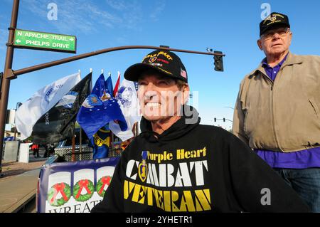 Apache Junction, Arizona, USA. November 2024. Veteranen aus allen Zweigen der US-Streitkräfte wurden geehrt, als Hunderte sich für die diesjährige Veterans Day-Parade versammelten. Bei der jährlichen Veranstaltung wurden Militärveteranen, aktive Einheiten, JROTC-Studenten, Ersthelfer und lokale Bürgerorganisationen vorgestellt. Quelle: ZUMA Press, Inc./Alamy Live News Stockfoto