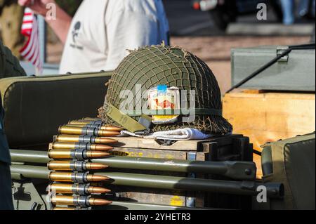 Apache Junction, Arizona, USA. November 2024. Veteranen aus allen Zweigen der US-Streitkräfte wurden geehrt, als Hunderte sich für die diesjährige Veterans Day-Parade versammelten. Bei der jährlichen Veranstaltung wurden Militärveteranen, aktive Einheiten, JROTC-Studenten, Ersthelfer und lokale Bürgerorganisationen vorgestellt. Quelle: ZUMA Press, Inc./Alamy Live News Stockfoto