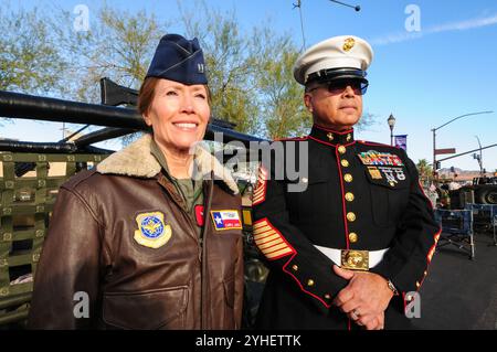 Apache Junction, Arizona, USA. November 2024. Veteranen aus allen Zweigen der US-Streitkräfte wurden geehrt, als Hunderte sich für die diesjährige Veterans Day-Parade versammelten. Bei der jährlichen Veranstaltung wurden Militärveteranen, aktive Einheiten, JROTC-Studenten, Ersthelfer und lokale Bürgerorganisationen vorgestellt. Quelle: ZUMA Press, Inc./Alamy Live News Stockfoto