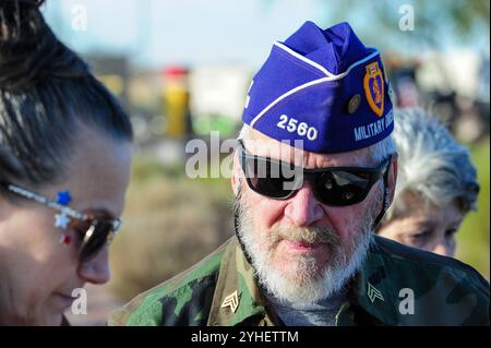 Apache Junction, Arizona, USA. November 2024. Veteranen aus allen Zweigen der US-Streitkräfte wurden geehrt, als Hunderte sich für die diesjährige Veterans Day-Parade versammelten. Bei der jährlichen Veranstaltung wurden Militärveteranen, aktive Einheiten, JROTC-Studenten, Ersthelfer und lokale Bürgerorganisationen vorgestellt. Quelle: ZUMA Press, Inc./Alamy Live News Stockfoto