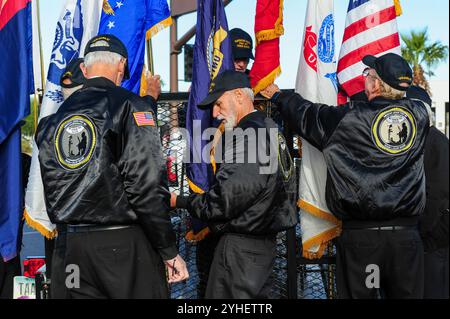 Apache Junction, Arizona, USA. November 2024. Veteranen aus allen Zweigen der US-Streitkräfte wurden geehrt, als Hunderte sich für die diesjährige Veterans Day-Parade versammelten. Bei der jährlichen Veranstaltung wurden Militärveteranen, aktive Einheiten, JROTC-Studenten, Ersthelfer und lokale Bürgerorganisationen vorgestellt. Quelle: ZUMA Press, Inc./Alamy Live News Stockfoto