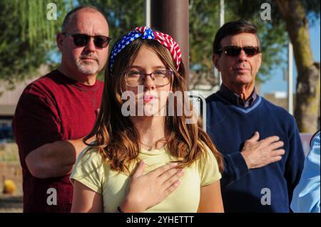 Apache Junction, Arizona, USA. November 2024. Veteranen aus allen Zweigen der US-Streitkräfte wurden geehrt, als Hunderte sich für die diesjährige Veterans Day-Parade versammelten. Bei der jährlichen Veranstaltung wurden Militärveteranen, aktive Einheiten, JROTC-Studenten, Ersthelfer und lokale Bürgerorganisationen vorgestellt. Quelle: ZUMA Press, Inc./Alamy Live News Stockfoto