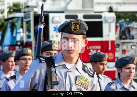 Apache Junction, Arizona, USA. November 2024. Veteranen aus allen Zweigen der US-Streitkräfte wurden geehrt, als Hunderte sich für die diesjährige Veterans Day-Parade versammelten. Bei der jährlichen Veranstaltung wurden Militärveteranen, aktive Einheiten, JROTC-Studenten, Ersthelfer und lokale Bürgerorganisationen vorgestellt. Quelle: ZUMA Press, Inc./Alamy Live News Stockfoto