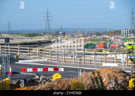 Wendover, Großbritannien. November 2024. Der Bau der HS2 High Speed Rail wird in Wendover, Buckinghamshire, fortgesetzt, obwohl das Projekt massiv über dem Budget liegt. Ein Großteil der Gegend ist nicht zu erkennen, da HS2 eine riesige Narbe in die Chilterns gemeißelt hat, die von herausragender natürlicher Schönheit geprägt ist. Quelle: Maureen McLean/Alamy Live News Stockfoto
