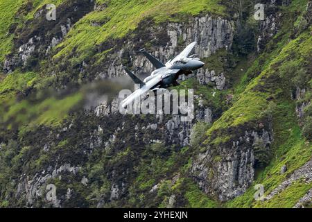 USAF F-15 außerhalb der RAF Lakenheath fliegt die Mach Loop Wales und ist eine Reihe von Tälern im Vereinigten Königreich in West-Zentral-Wales, die für ihre Nutzung als Low-Level-Trainingsbereiche für schnelle Flugzeuge bekannt sind. Das Tälersystem liegt 13 km östlich von Barmouth zwischen den Städten Dolgellau im Norden und Machynlleth im Süden. Das Trainingsgebiet ist Teil des United Kingdom Low Flying System und liegt innerhalb der Low Flying Area 7, die ganz Wales abdeckt. Stockfoto