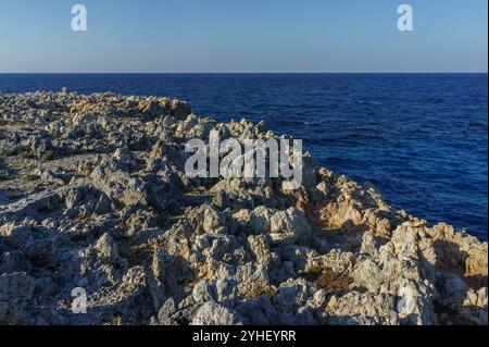 Raue Steine erheben sich dramatisch entlang der Küste, während die Wellen gegen sie stoßen und die Schönheit der Natur hervorheben. Stockfoto