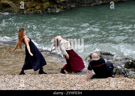 Tänzerinnen posieren am Meer für den Fotografen Nordfrankreich. Stockfoto