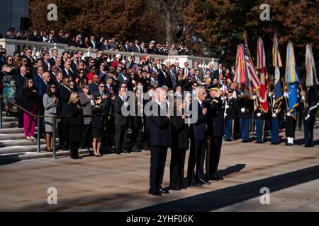 Arlington, Virginia, USA. November 2024. Von links nach rechts: US-Präsident Joe Biden, US-Vizepräsidentin Kamala Harris, US-Veteranenminister Denis McDonough und Generalmajor Trever Bredenkamp, Commanding General der Joint Task Force-National Capital Region und des US-Militärbezirks Washington, nehmen am Montag, den 11. November 2024, an der Zeremonie der Präsidentschaftsstreitkräfte im Grab des unbekannten Soldaten auf dem Arlington National Cemetery in Arlington, Virginia Teil. Kredit: Bonnie Cash/Pool über CNP/MediaPunch Kredit: MediaPunch Inc/Alamy Li Stockfoto