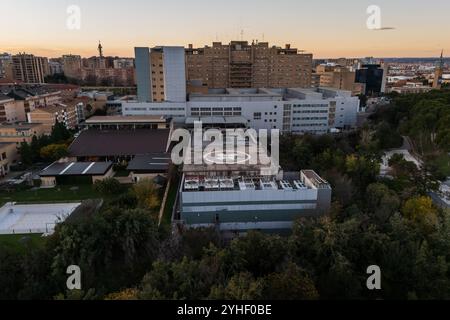 Hubschrauberlandeplatz auf dem Dach eines Krankenhauses Stockfoto