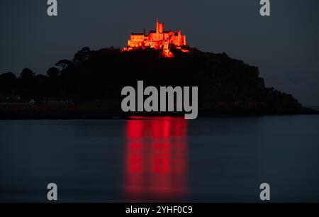 Marazion, Cornwall, Großbritannien, 11. November 2024. St. Michael's Mount leuchtet rot zum Gedenktag. Hinweis: Bob Sharples/AlamyLiveNews Stockfoto