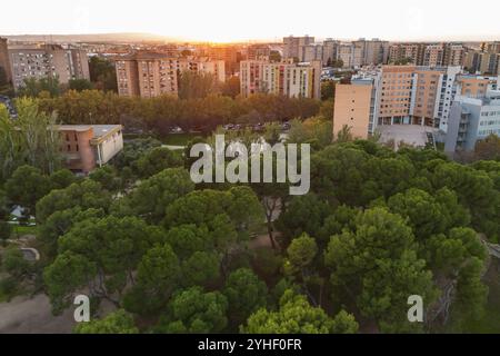 Blick aus der Vogelperspektive auf den Park im Wohngebiet bei Sonnenuntergang Stockfoto