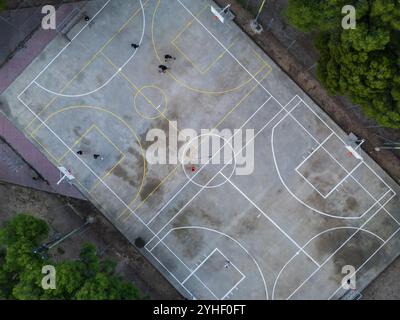 Außenplätze für Basketball und Fußball zwischen Bäumen im Stadtpark Saragossa, Spanien Stockfoto