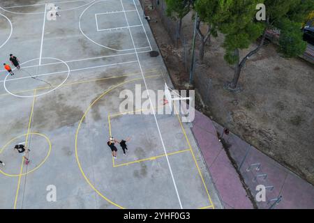 Außenplätze für Basketball und Fußball zwischen Bäumen im Stadtpark Saragossa, Spanien Stockfoto